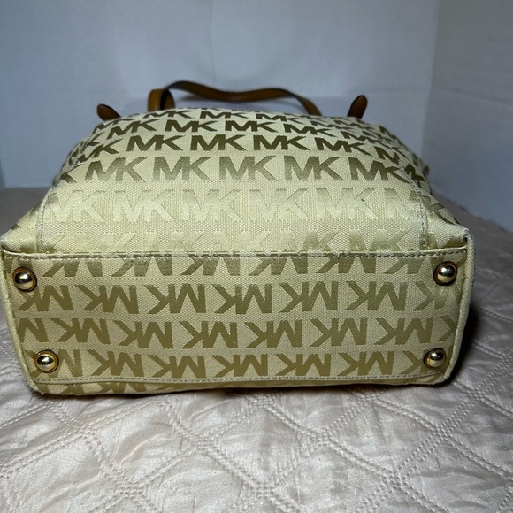 Michael Kors Tan Shoulder Bag with Signature Monogram - Picture 6 of 15